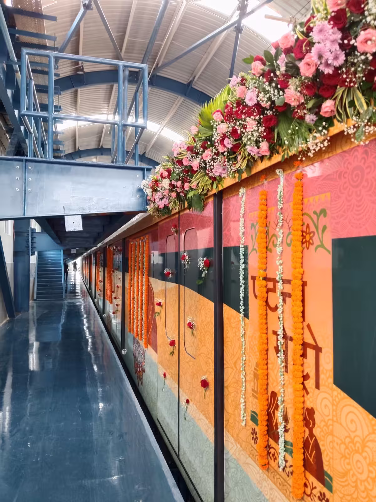 मधुबनी कला में सजी दिखी मेट्रो